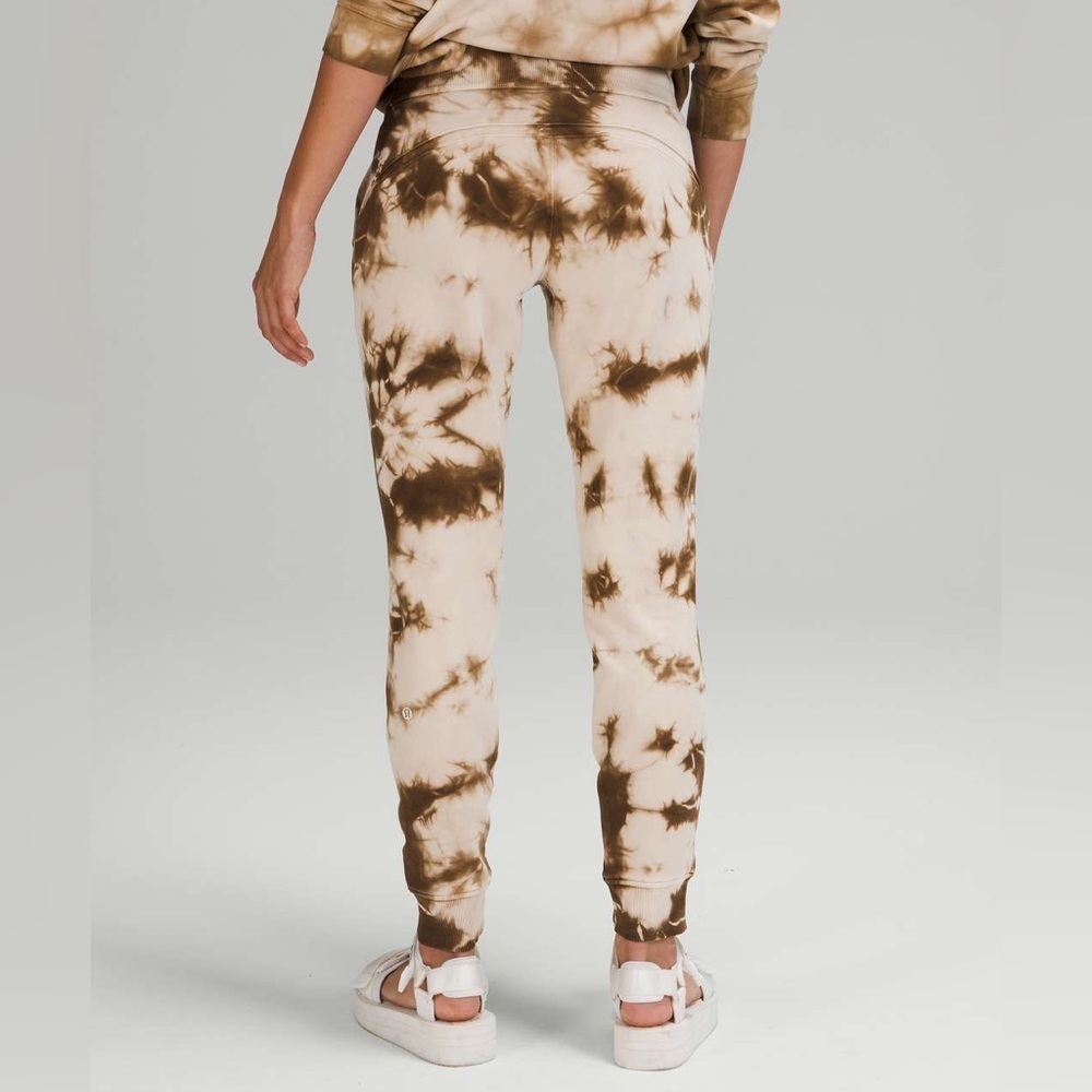 Lululemon Warm Down Jogger *Earth Dye
Earth Dye Sand